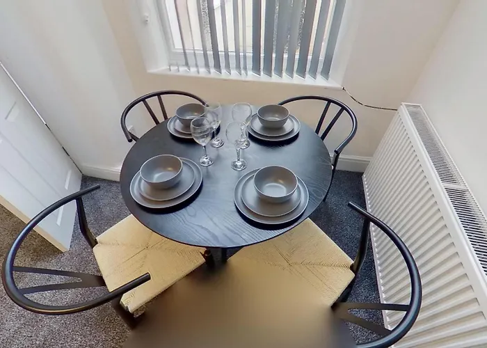 Elegant 2 Bed House Near City Centre