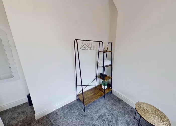 Elegant 2 Bed House Near City Centre