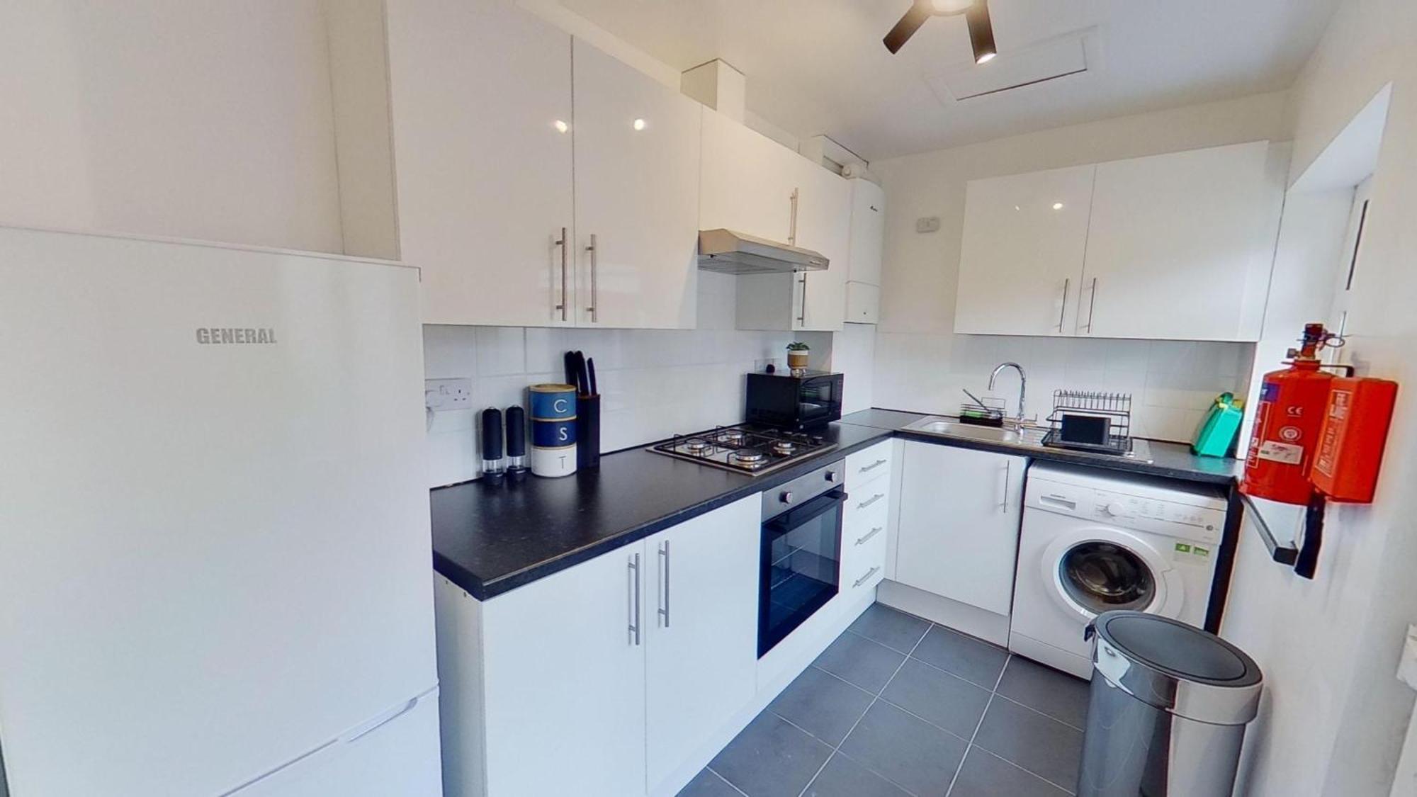 Elegant 2 Bed House Near Centre *